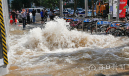 [포토뉴스] 대구 죽전네거리 상도관 파열... 물바다