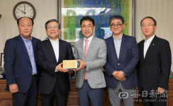 대구FC엔젤클럽 매일신문사에 감사패 전달