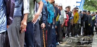 [포토뉴스] 줄지 않는 무료 급식 행렬
