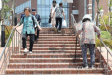 [포토뉴스] 계명대 동산병원(성서)·약국 건물 연결 계단 불편 …엘리베이터 설치키로