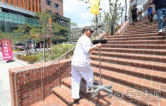 [포토뉴스] 계명대 동산병원(성서)·약국 건물 연결 계단 불편 …엘리베이터 설치키로