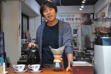 [100세 시대, 인생 2막] 공무원에서 커피바리스타로 변신한 전홍태 씨,