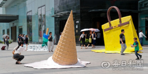 [포토뉴스] 대프리카 조형물 눈길... 녹아내리는 아이스크림. 핸드백 등 현대백화점 대구점에 설치