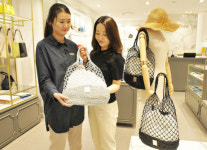 보는 눈도 시원한 구멍 숭숭 뚫린 네트백