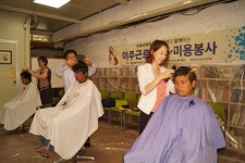 경북 구미시마이스터멘토단 이주노동자 이·미용 봉사