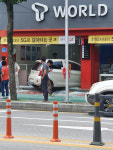경북 상주 대낮 휴대폰 매장에 차량 돌진 아수라장