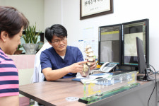 [바로본병원] 만성 허리통증, 방치하지 말고 우선  비수술치료를