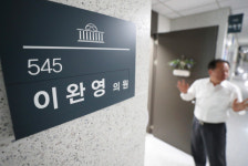 최경환이완영 의원직 박탈…의원회관 방 빼고, 보좌진들도 뿔뿔이 흩어져