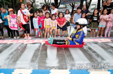 [포토뉴스] 보기만 해도 오싹... 대구 이현공원 물놀이장에서 아이스 축제 즐기는 시민들