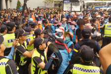 한국도로공사 톨게이트 요금수납원 이틀째 도로공사 본사 점거 농성