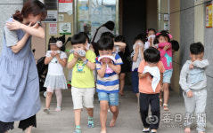 [포토뉴스] 불나면 이렇게 대피하세요...젖은 수건으로 입 막고 대피훈련