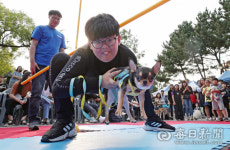 [포토뉴스] 반려동물축제...반려견과 함께 림보 경기