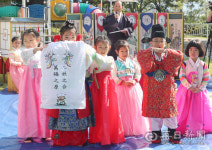 [포토뉴스] 전통 혼례 체험하는 옥포어린이집 원생들
