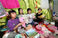 [포토뉴스] 단돈 오백원에 사세요...수성벼룩시장 참가한 어린이들