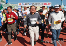 [포토뉴스] 김천 전국마라톤 대회 출전한 김충섭 김천시장, 이상택 매일신문사장