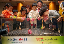 [포토뉴스] 대구 동구청 100원의 큰사랑 참여 Day … 동전 기부하는 어린이들