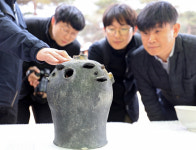 경산서 발굴된 3개면 얼굴 모양 토기, 제의용 가능성