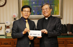 [포토뉴스] 이기만 대경영상의학과의원 원장 이웃사랑 성금 전달