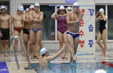 [포토뉴스] 대구 두류수영장 고3 수험생 생존수영 강습