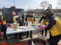 거창군 한마음봉사단과 아림 로타리클럽, 가조면 찾아 자장면 나눔 봉사활동