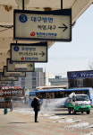 [포토뉴스] 코로나19 지역사회 감염 확산....시외버스터미널은 소독 중