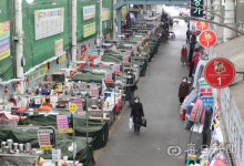 [포토뉴스] 코로나19 대구 서문시장 한산