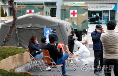[포토뉴스] 코로나19 의료진, 장비 태부족....육군 음압텐트 설치한 대구 달서구보건소