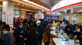 [포토뉴스] 5시간 이상 기다렸어요 마스크 대란 오늘도 여전… 서대구 우체국 실시간 상황