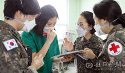 [포토뉴스] 국군대구병원, 코로나19 병동 의료장비 배치 점검하는 간호장교들