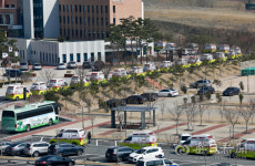 [포토뉴스] 코로나19환자 생활치료시설 입소 시작... 줄 지어 입소하는 구급차