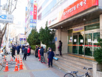 [포토뉴스] 마스크 대란 언제까지? 대구 신암2동 우체국 현장