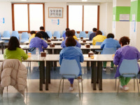 DS동산구내식당 | [포토뉴스] '코로나19' 동산병원 의료진, 식당에서 홀로 비대면 식사