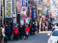 [포토뉴스] 다음 주부터 마스크 5부제...대구 복현동 우체국 줄서는 시민들