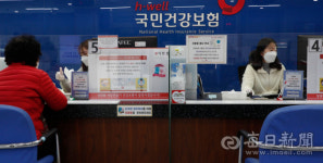[포토뉴스] 투명 칸막이로 사회적 거리 두기 실천...국민건강보험공단 대구달서지사