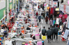 [포토뉴스] 이젠 먹고 살아야죠... 대구 서문시장 국숫집 다시 문 열었다