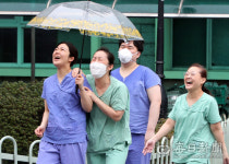 [포토뉴스] 봄비 속에 활짝 웃는 대구동산병원 의료진