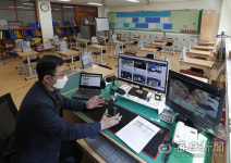 [포토뉴스] 온라인 개학 대비해 원격수업 준비하는 교사