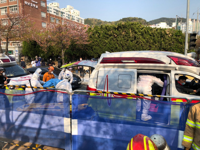 인천 맨홀 작업 사고, 심정지 1명 발견·실종자 1명 수색중, 유독가스 확인 및 조사 더 진행 중