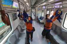 [포토뉴스] 대구도시철도 청소 노동자, 2호선 문양역 전동차 소독