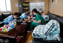 [포토뉴스] 컨테이너 휴게실에서 끼니 때우는 근로복지공단 대구병원 간호사들