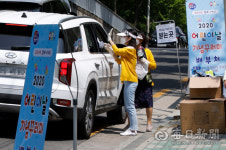 [포토뉴스] 어린이날 행사 대신 기념 꾸러미 전달하는 대구유아교육진흥원