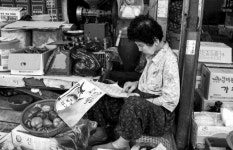 [손경찬의 장터 풍경]<16>물건을 팔다가
