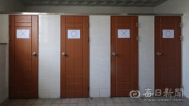 [포토뉴스] 화장실에서 볼일 볼 때...대구 대륜고 공용화장실 한 칸씩 띄워