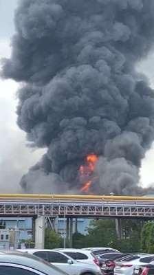[속보] 포스코 포항제철소 공장 수리 중 '검은 연기와 불' 치솟아 | 포토뉴스