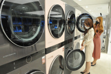 [포토뉴스]세탁기와 건조기가 하나에…롯백 상인점 ‘LG트롬 워시타워’ 판매