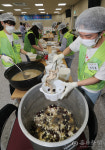 [포토뉴스] 초복 맞이 삼계탕 나눔행사...대구 중구 남산종합사회복지관