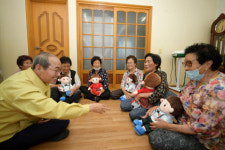 청도 신도리 어르신들 손주같은 반려인형 업고 다닐래요