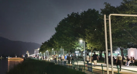한밤의 피서지 도심 속 수변공원에 북적