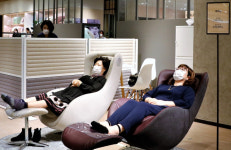 [포토뉴스] 길어진 집콬생활, 부모님 위한 세라젬 파우제 안마의자