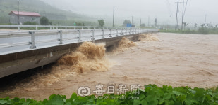 청송 주왕산 211㎜ 물폭탄…교량·도로 곳곳 침수
